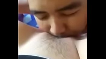 Богатый мускулистый парень смотрит на анальный секс в живую